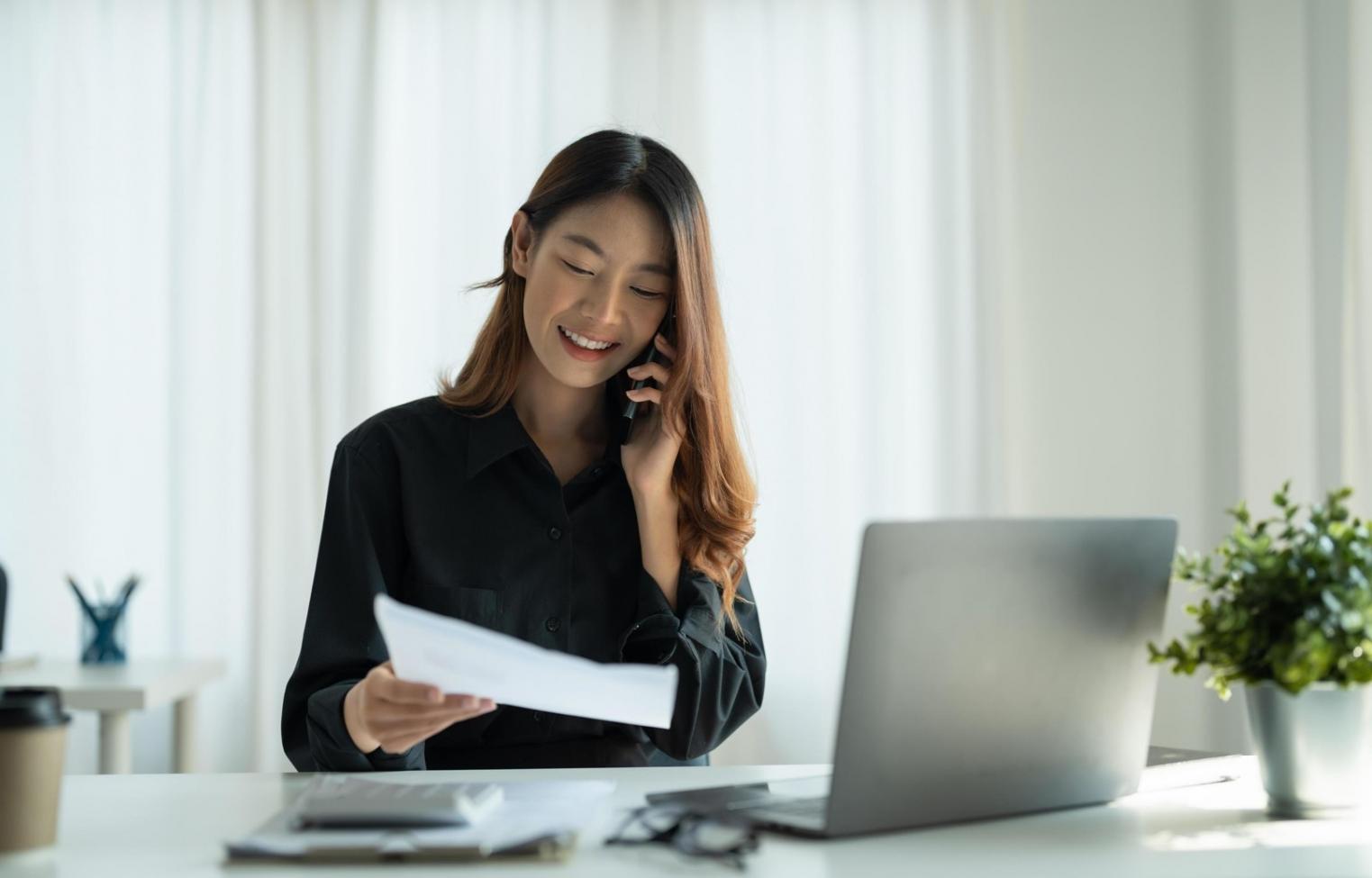 Seminarteilnehmer analysieren gemeinsam Suchmaschinenstrategien