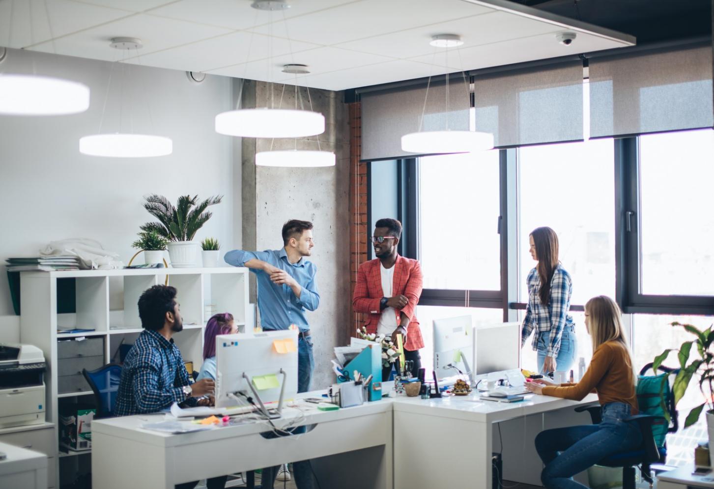 Teilnehmer nutzen Analysetools während des Seminars